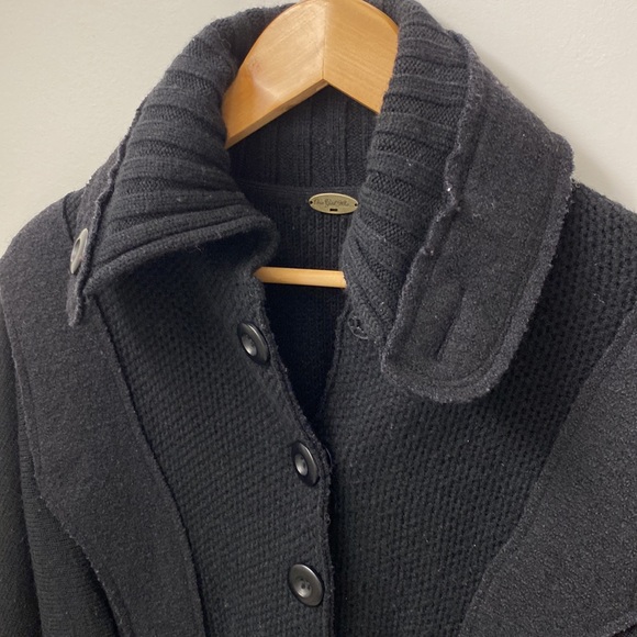 One girl who wool black sweater - Picture 4 of 14